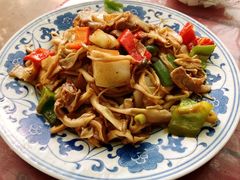 五花肉炒栗树蘑-遇见小院—虹鳟鱼•农家菜(怀柔店)
