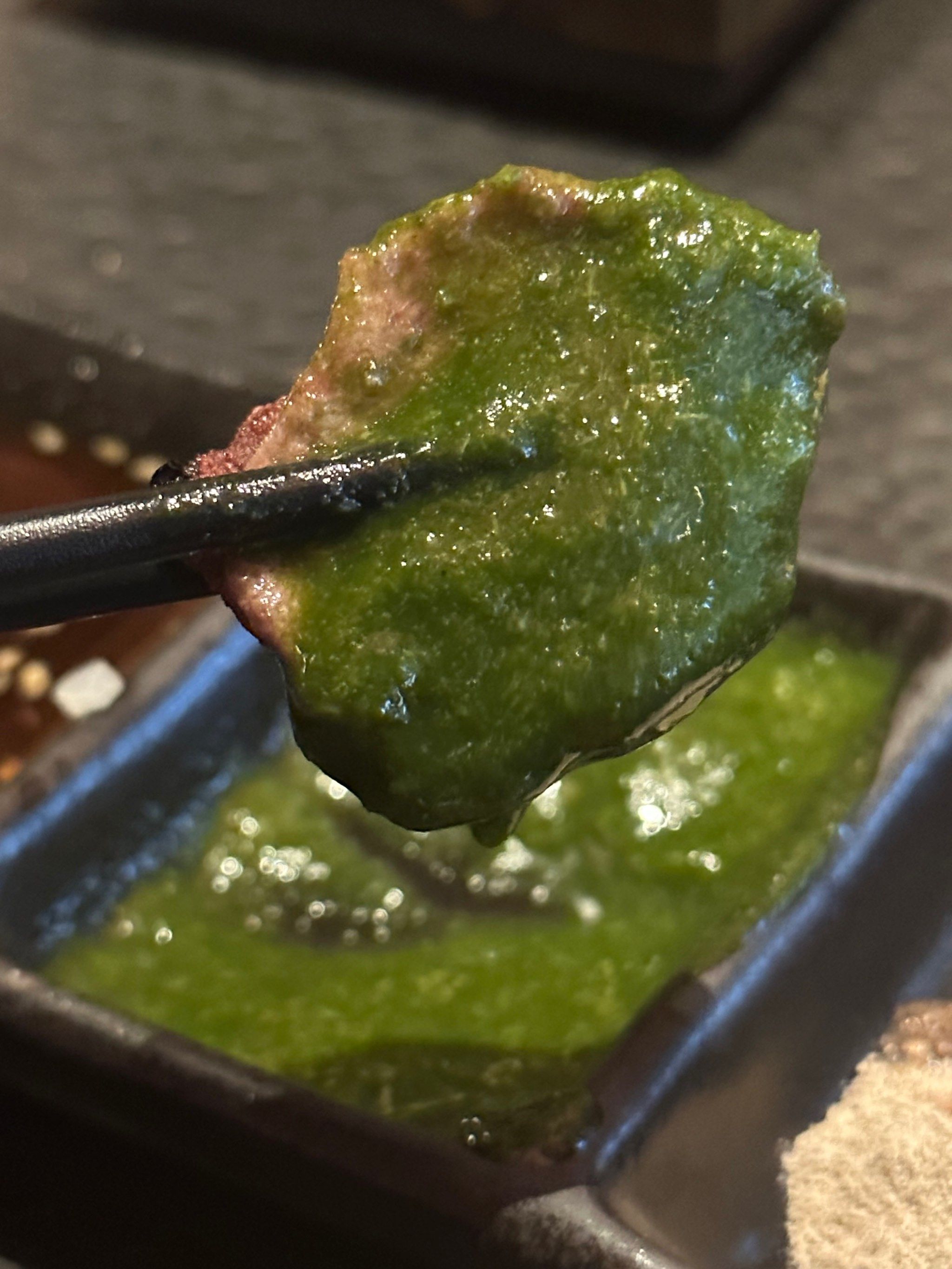 吃牛舌一定要配绿色的牛胃液一起吃才香