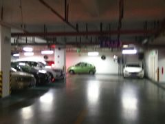 -卜蜂莲花-超市地下停车场