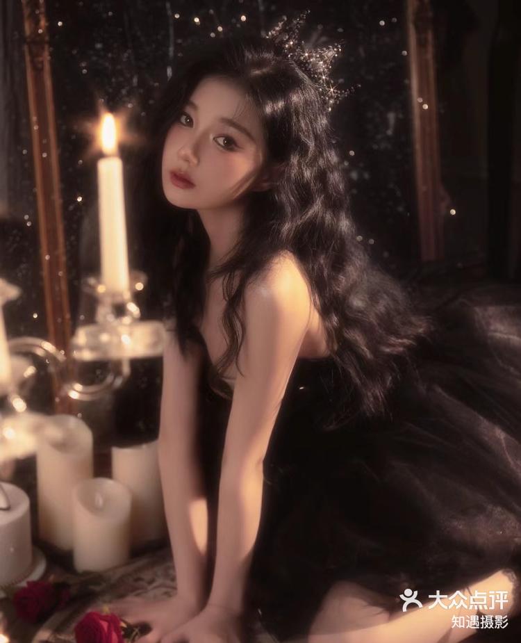 美艳中带着清冷暗黑风格写真今天是迷人的反派公主