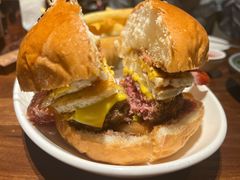 拉丝芝士牛肉堡-Bistro 63 创意融合料理(广粤天地店)