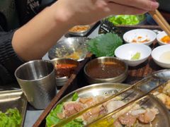 -围炉肉舍•炭烤活鳗•丹东海鲜烤肉(步行街店)