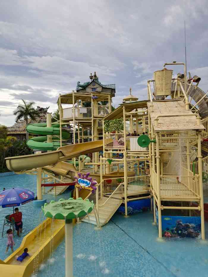 中山长江水世界-"台风天去,没几个人,小孩玩疯了,可惜有些.