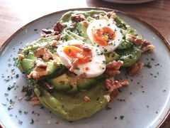 牛油果煮蛋吐司-RAC BAR(安福路店)