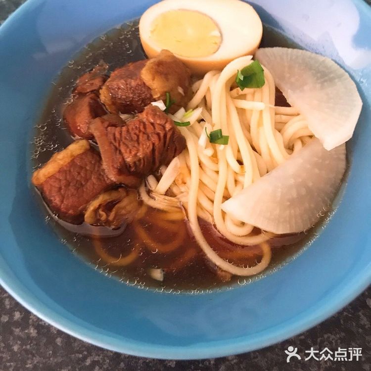 香喷喷牛肉面  材料：土豆、牛肉、姜块、花椒、蒜头、
