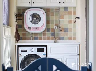 现在大部分家庭里面的阳台都是这样的布局，洗衣机、洗手