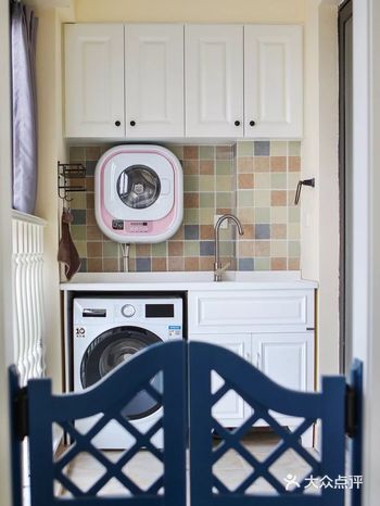 现在大部分家庭里面的阳台都是这样的布局,洗衣机、洗手