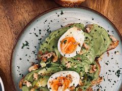 牛油果煮蛋吐司-RAC BAR(安福路店)