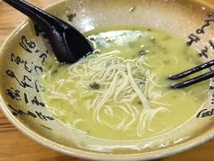 黄鱼面！吃了一半才想起来拍一张哈哈&nbsp;太鲜美&nbsp;一种浓郁的弄堂里的妈妈们做的饭&nbsp;面汤浓郁且没有任何鱼腥味&nbsp;除了鲜还是鲜&nbsp;金太说是用了鱼骨头熬出来的汤一块块无刺黄鱼肉伴着不知怎么弄出来的雪里蕻咸菜&nbsp;极细的-金太粽(上海弄堂第一粽店)