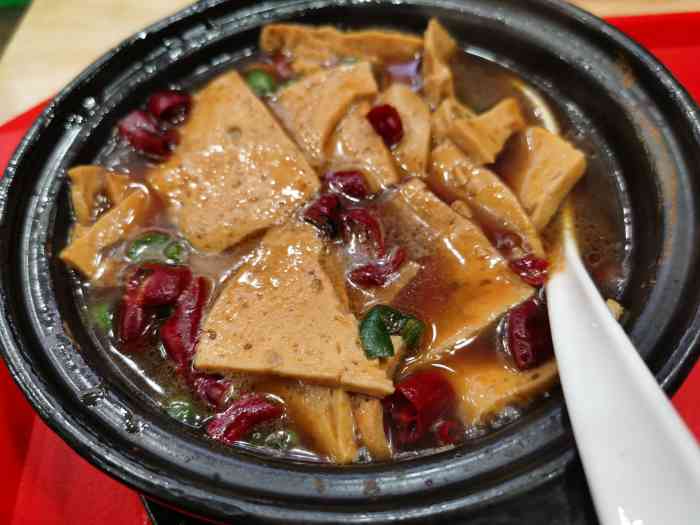 杨铭宇黄焖鸡米饭(交大学府店)-"这家黄焖鸡米饭的位置比较偏僻,分量