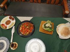 阿拉伯开胃拼盘配雪松饼-一千一夜阿拉伯餐厅1001 Nights-Arabic Restaurant(静安店)