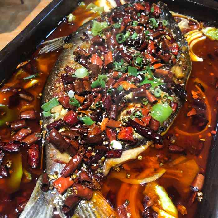 喜子烧烤(东升店)-"逛街走累了歇会儿还行,不知道为啥那么火.