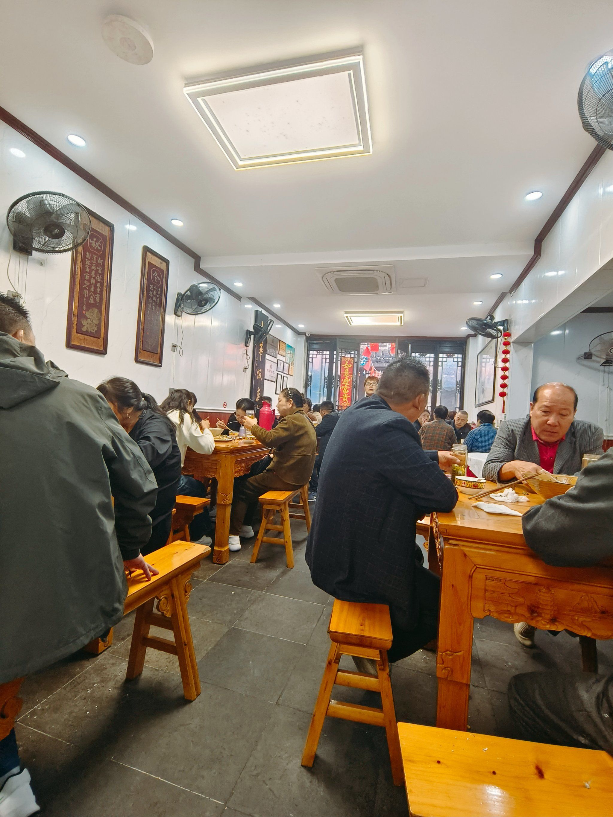 人潮涌动的餐馆