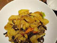 鲜榛蘑土豆片-那家老院子东北菜·饺子·小鸡炖蘑菇(艳华街店)