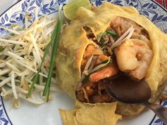 蛋包炒河粉-卷心菜和避孕套餐厅(Pattaya)