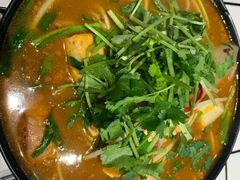 招牌炸酱酸辣米线-肥汁米蘭香港米线(长宁来福士店)