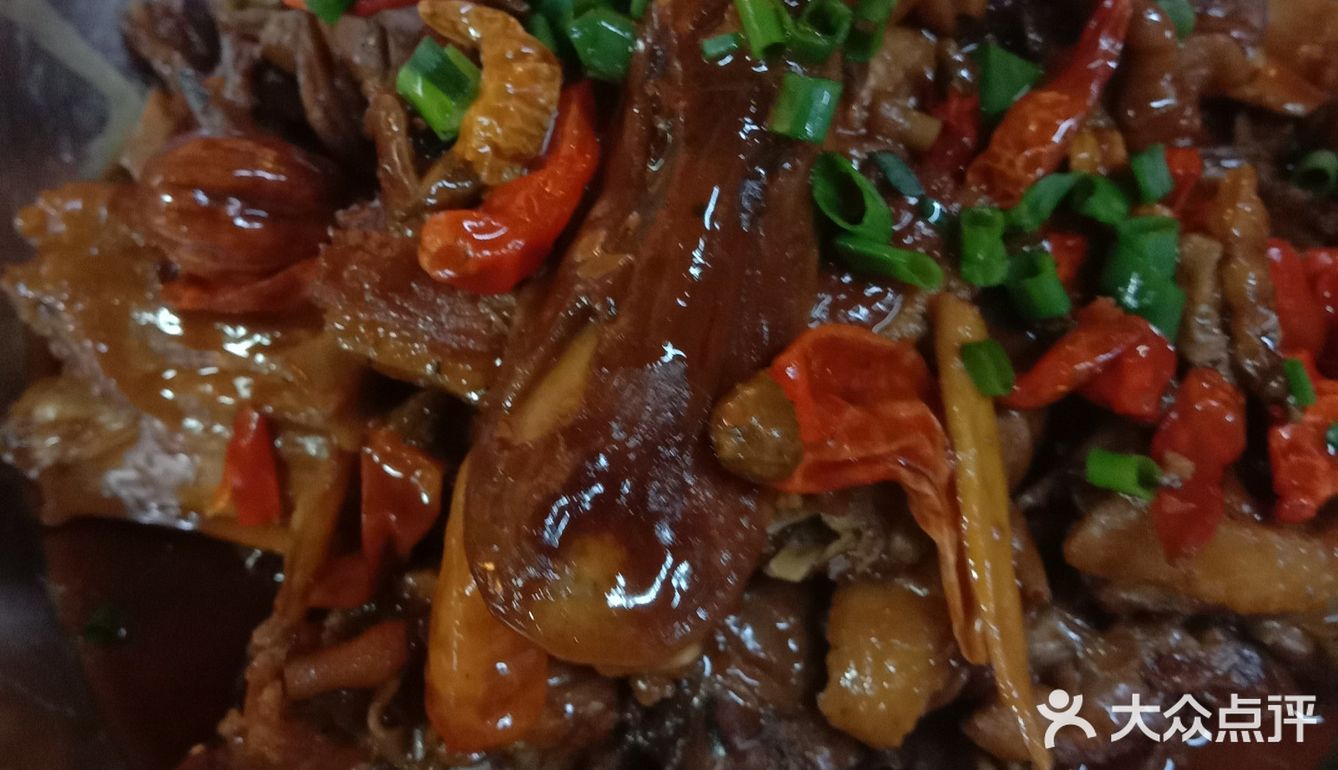 鱼片捞完发现底下还藏着豆芽。服务员换骨碟挺勤快的