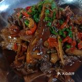 鱼片捞完发现底下还藏着豆芽。服务员换骨碟挺勤快的