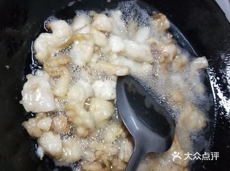 熬完油的油渣可不要扔掉，炒菜烧面条都可以，很香