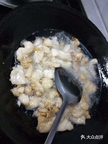 熬完油的油渣可不要扔掉，炒菜烧面条都可以，很香