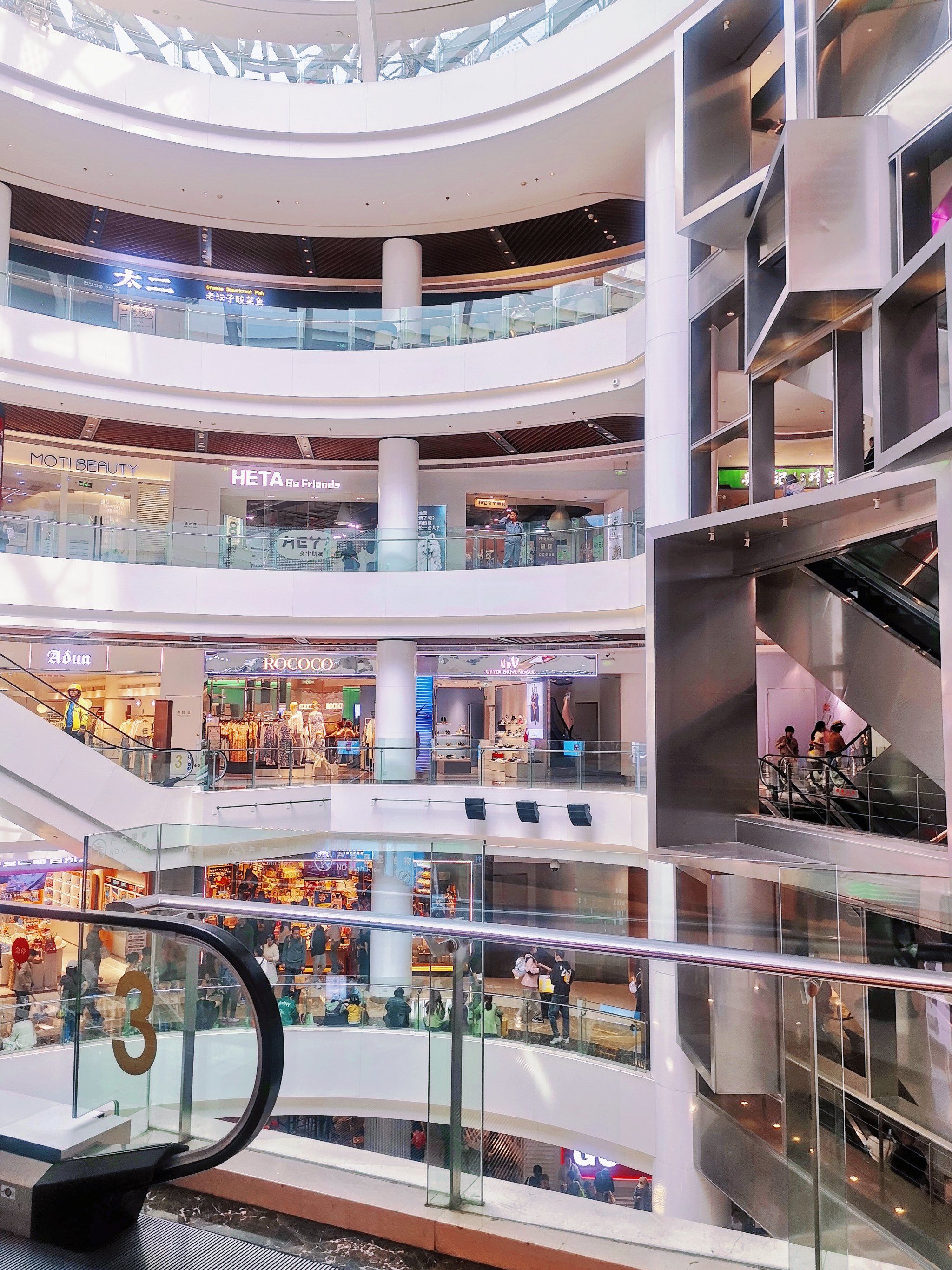 南京东路宏伊国际广场,啥情况.