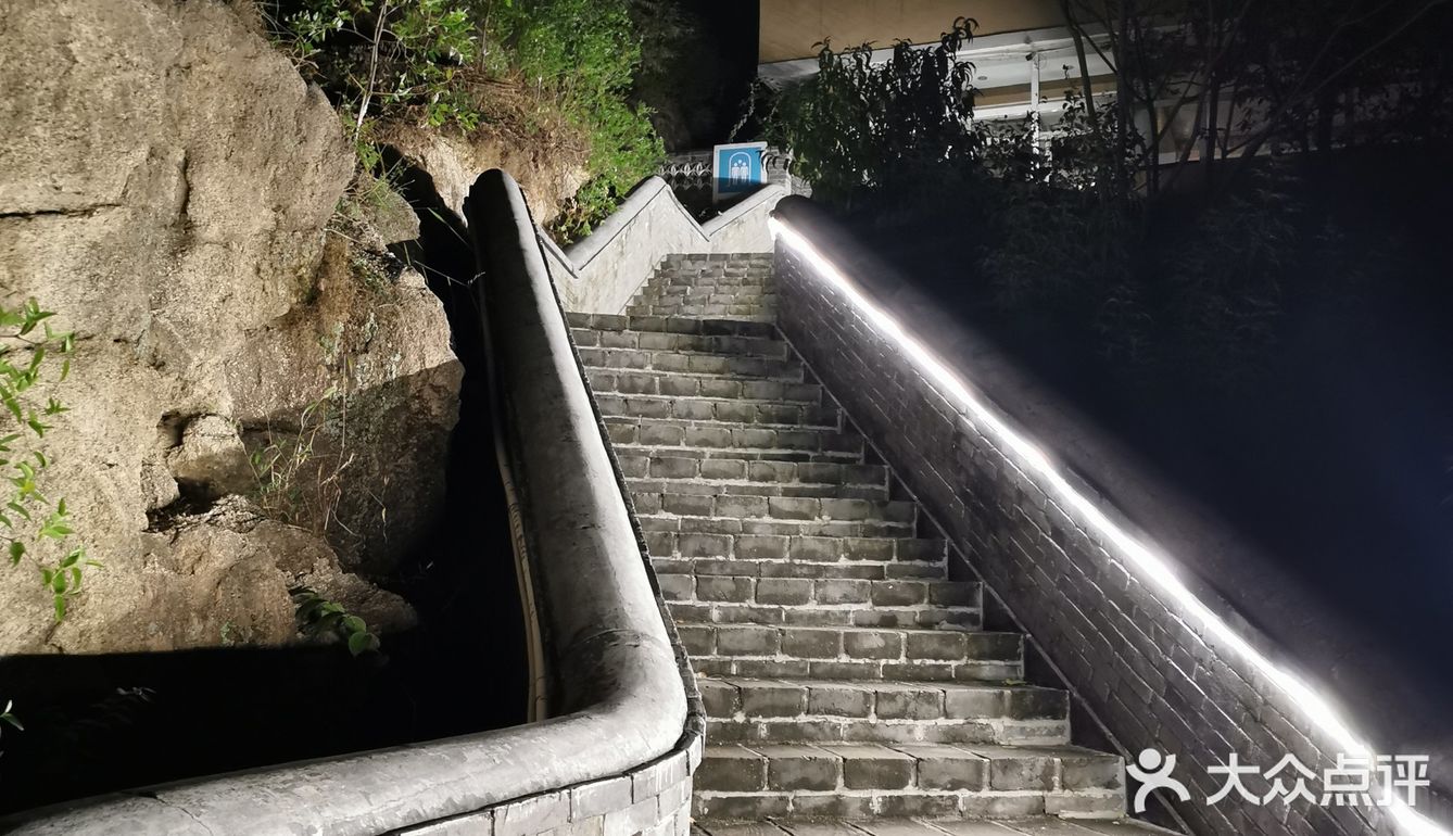依山而建，满地马陆千足虫和栗子壳儿🌰