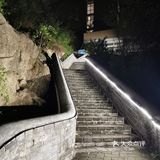 依山而建，满地马陆千足虫和栗子壳儿🌰