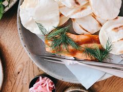 烟熏三文鱼配烤饺子皮和芥末籽酱-BOR Eatery(安福路店)