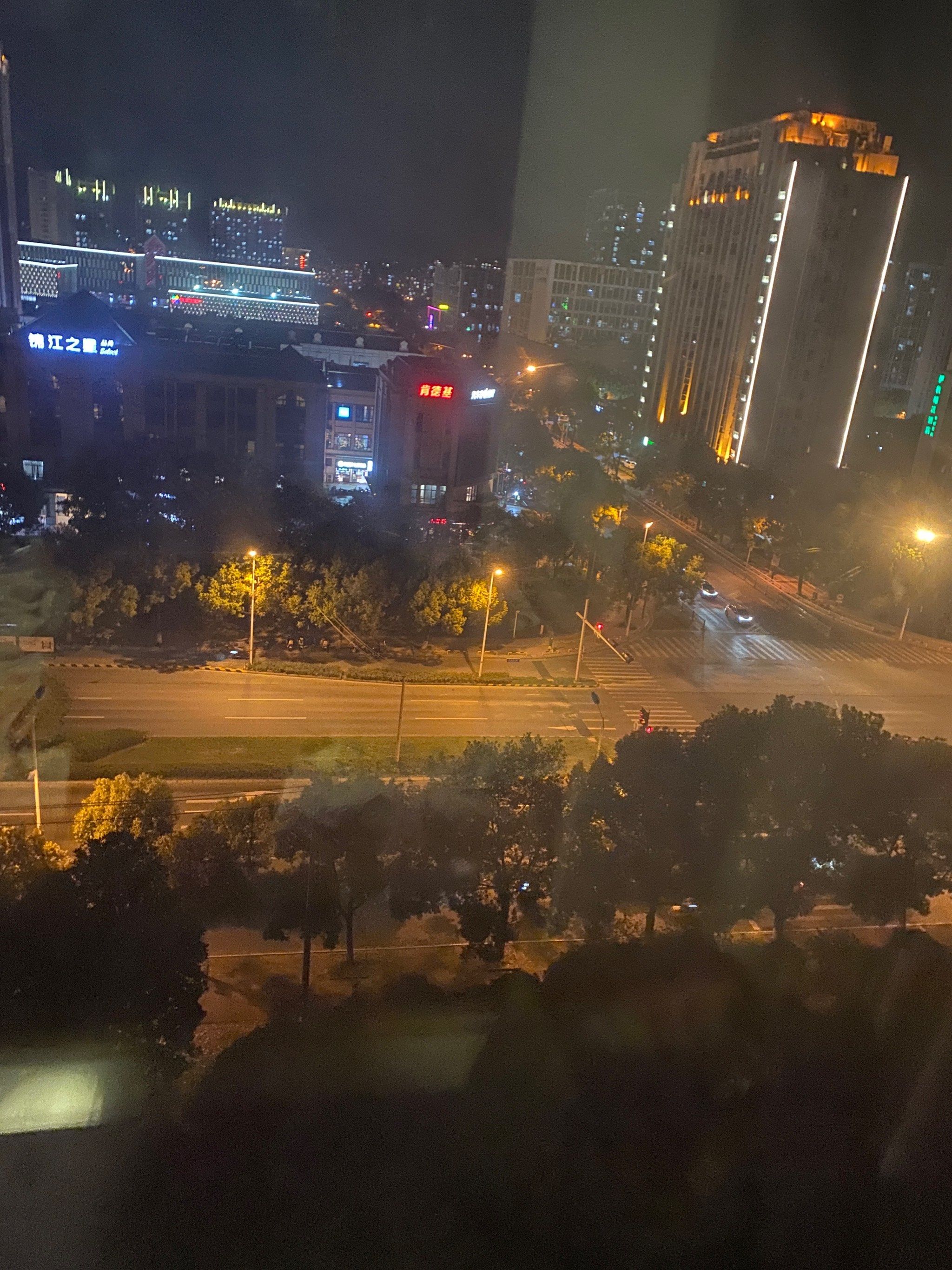 窗户外的夜景