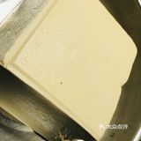 咸蛋黄豆腐，口感虽没蟹黄豆腐鲜美，但也形似。