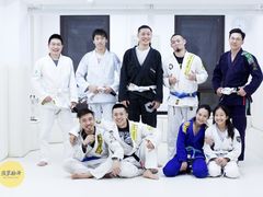 -菠萝格斗巴西柔术训练馆