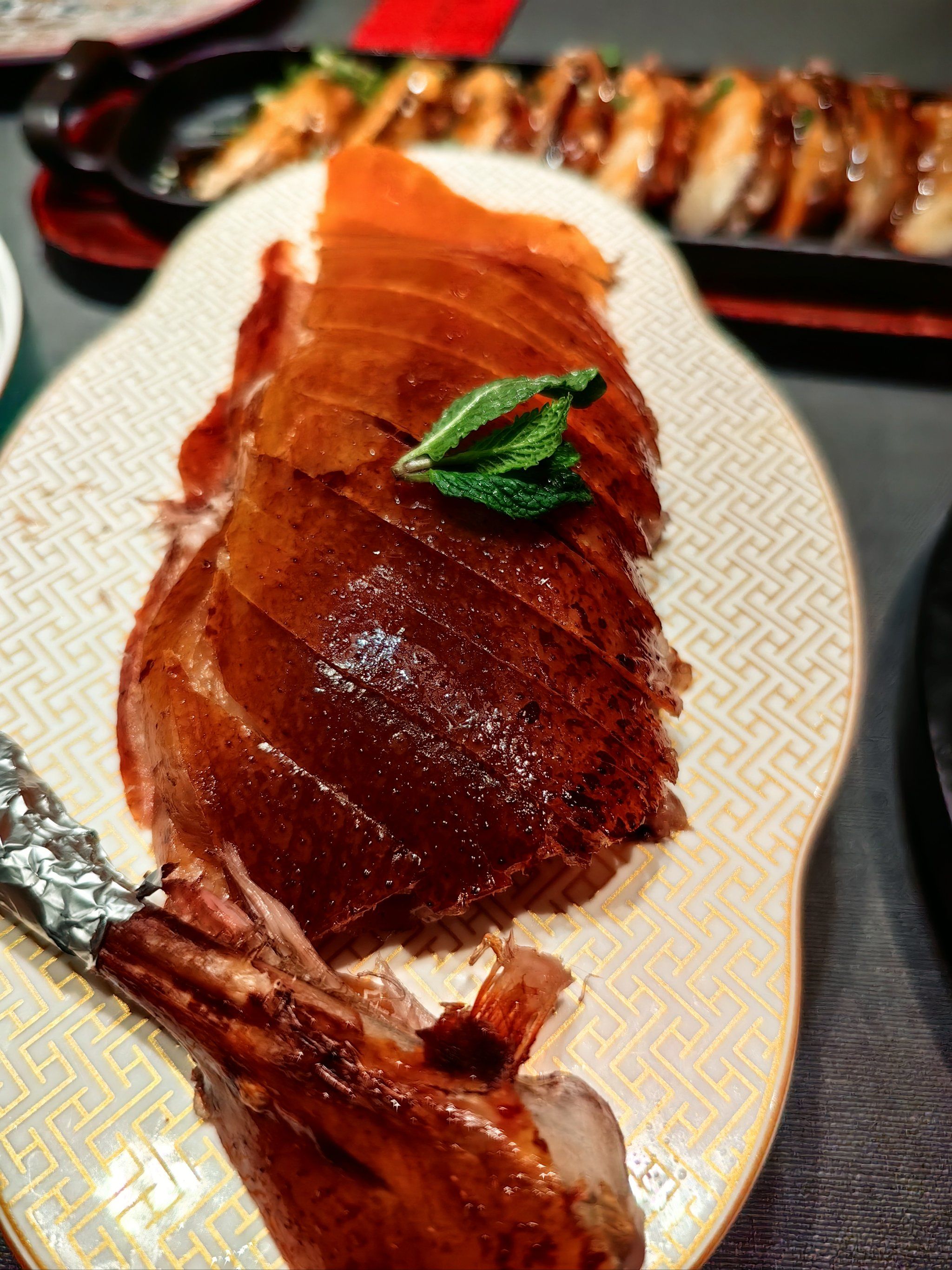 n说说菜品味道,烤鸭不错,颜色枣红油润,皮酥肉嫩,好吃