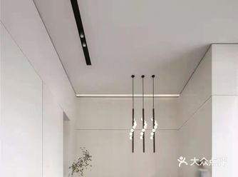 售楼部内部空间呈V型两翼走向，双面临水的景致潋滟迷人