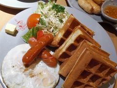 香肠煎蛋窝夫-Lia Cafe Bar Restaurant松山咖啡屋