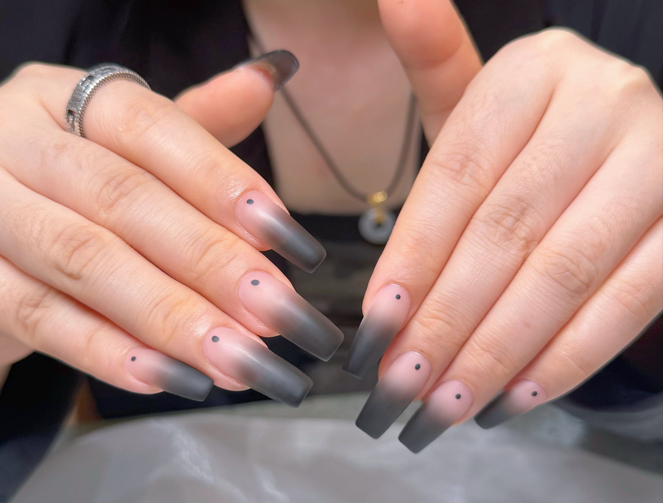 黑色渐变磨砂美甲款式