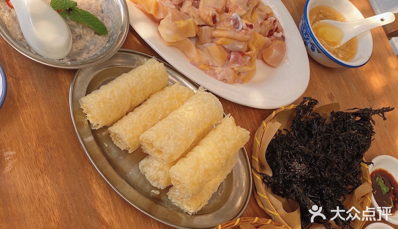 小姐妹们顶着大太阳出来聚餐听说了好久的鸡煲店