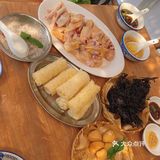 小姐妹们顶着大太阳出来聚餐听说了好久的鸡煲店