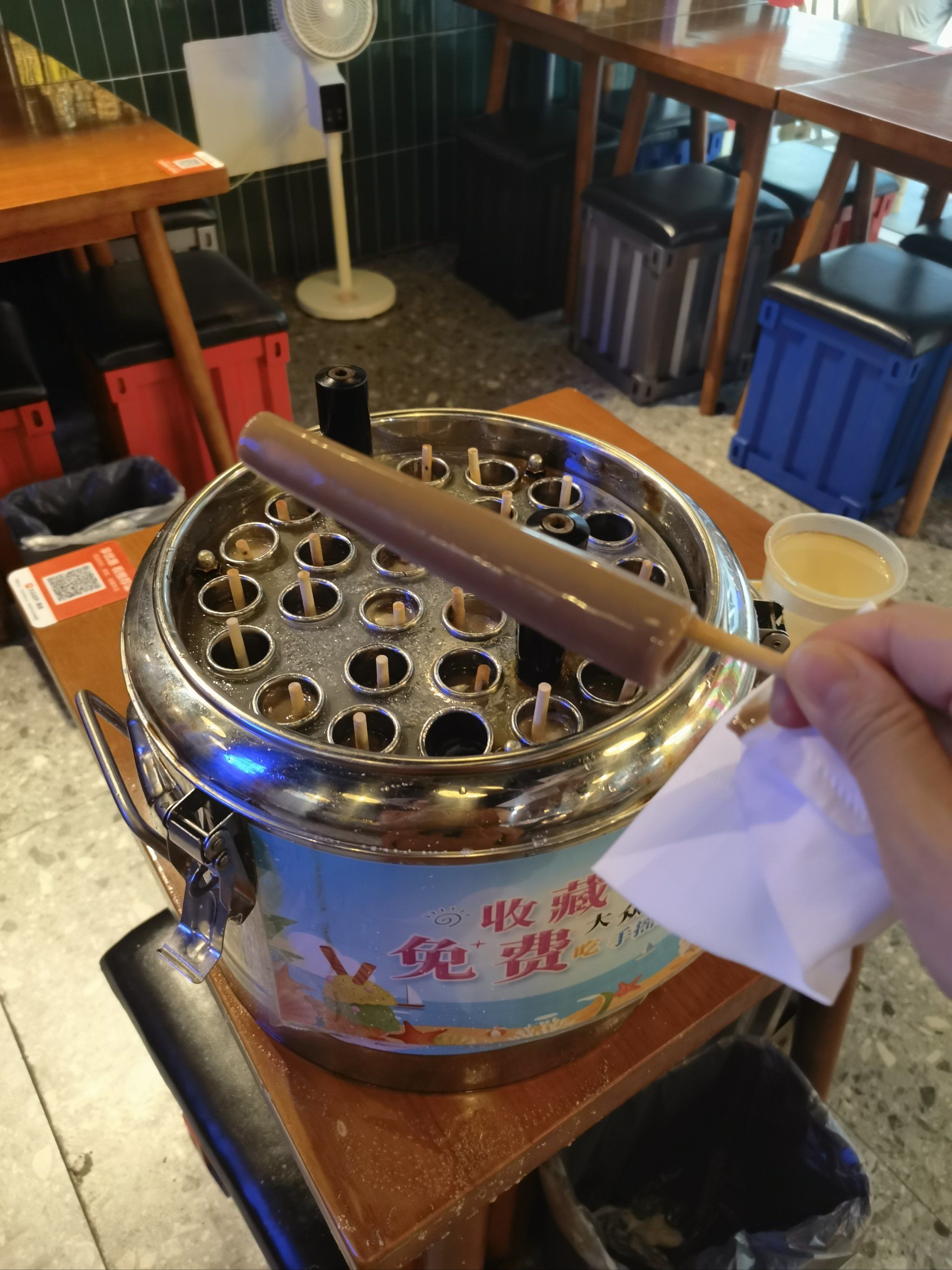 吃饭送冰棍儿,还是手摇的[鼓掌]