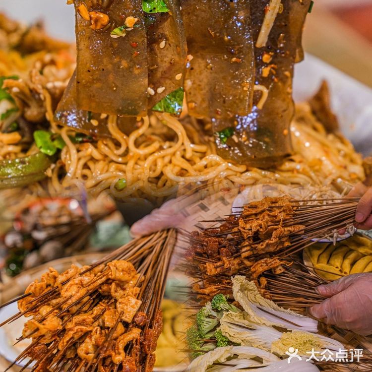 成都干拌串串天花板‼️荤素都一串0.3r你敢信？！