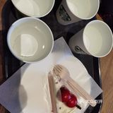 来星巴克点了一个蛋糕，店员送了四杯水[抠鼻][抠鼻]