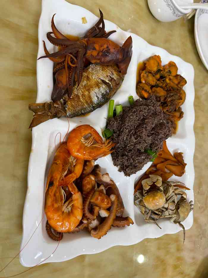 迎鑫饭店-"标准的汉沽口味渔家饭,饭点人挺多,听口音.