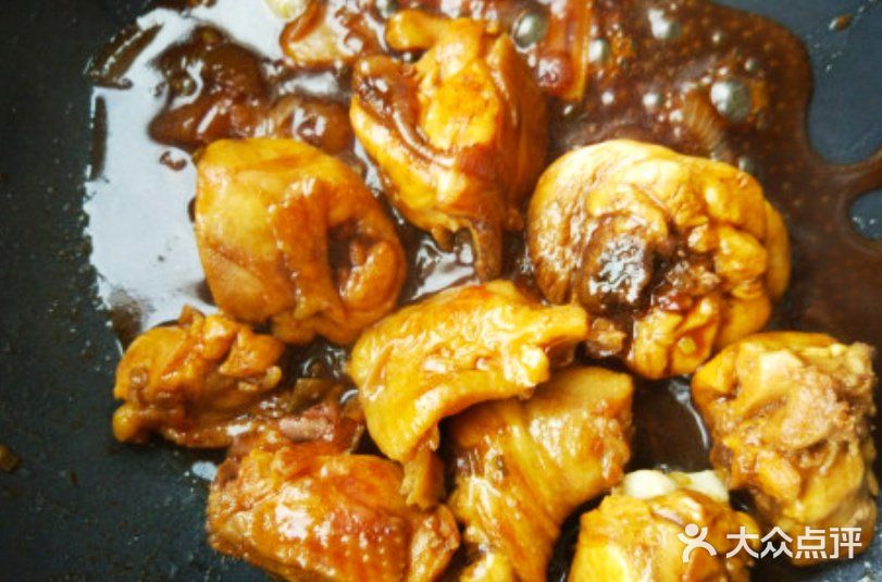 热锅热油，爆香葱蒜、洋葱、八角，下鸡块