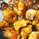 热锅热油，爆香葱蒜、洋葱、八角，下鸡块