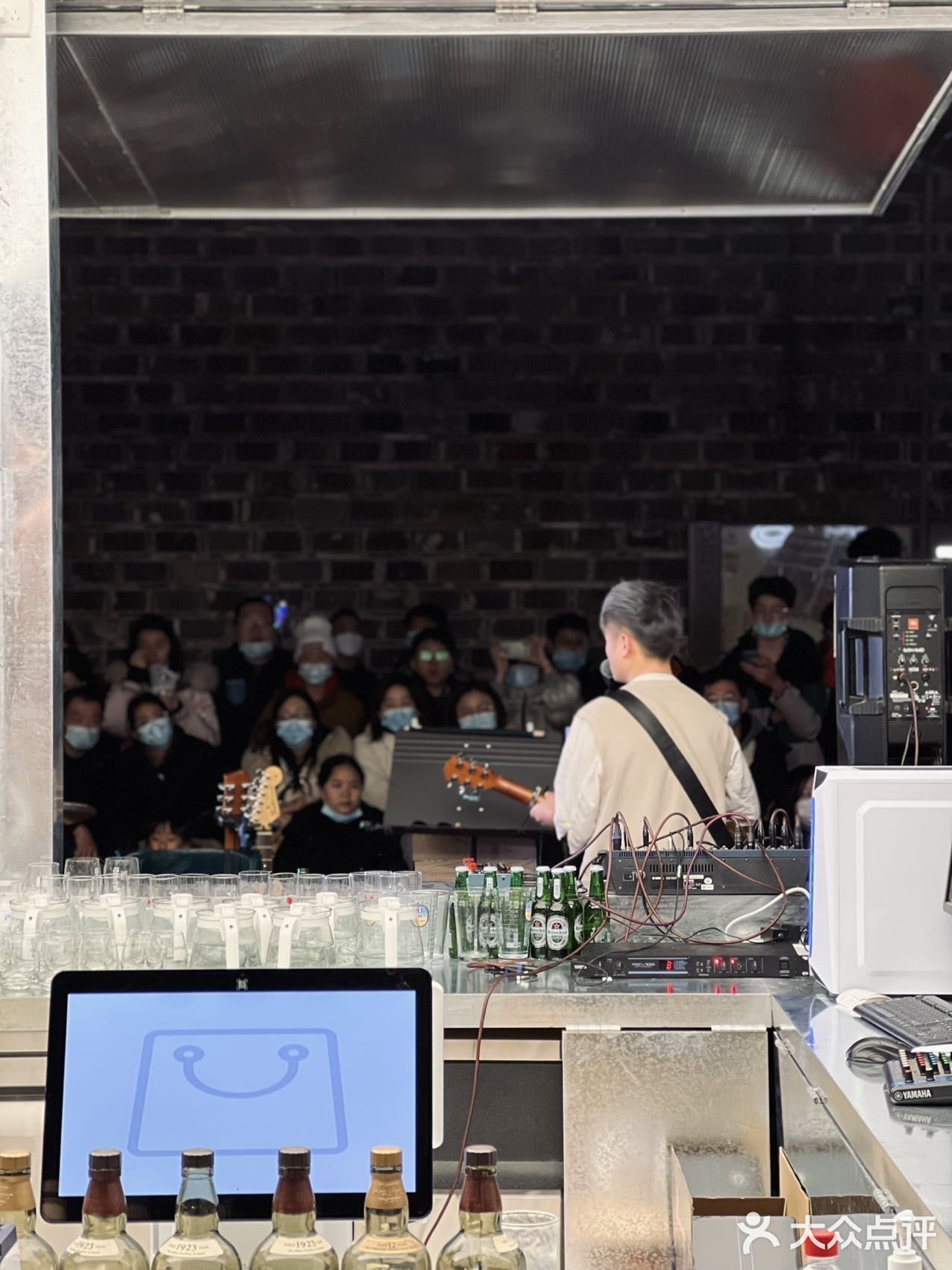 超火的live show民谣现场，居然还能吃川菜