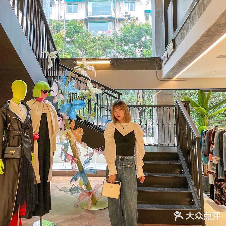 成都最大的中古店‼️整整四层楼!像是逛古堡