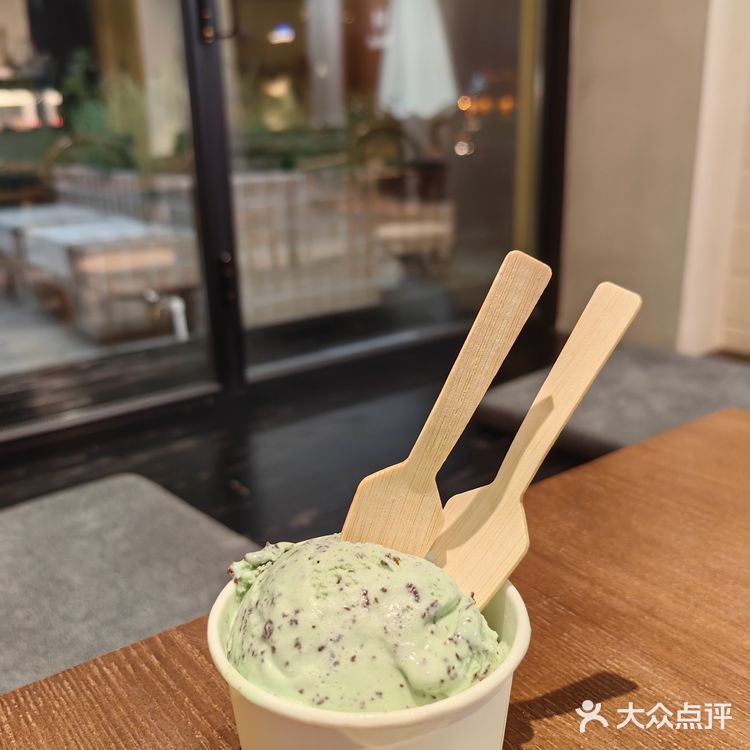 和我在夜晚的城山路走一走,在薄荷味的夏天尾巴回忆这个夏天的甜