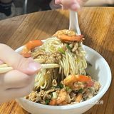 在一众海鲜捞面店中，选了个环境有特色的，果然游客就很多