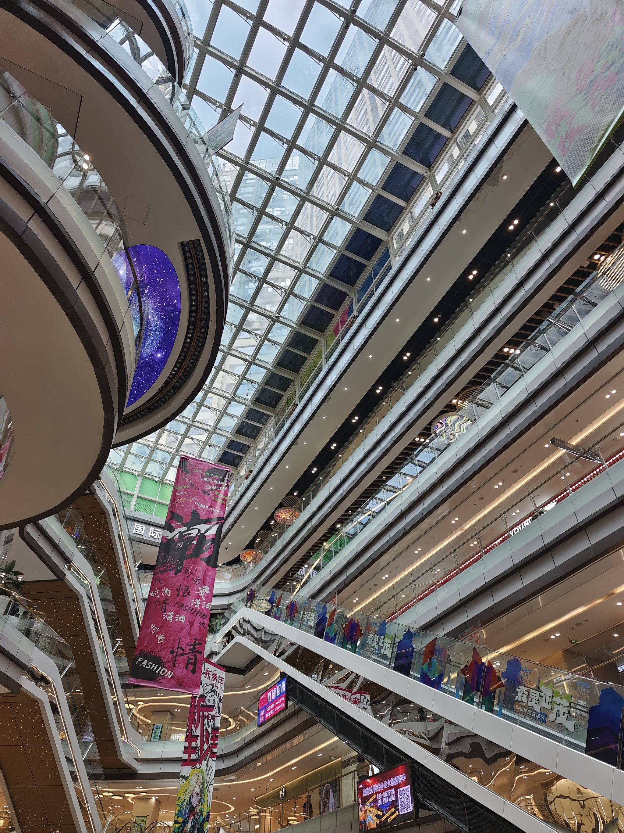 西安大茂城,位于西安丈八北路,里面吃的喝