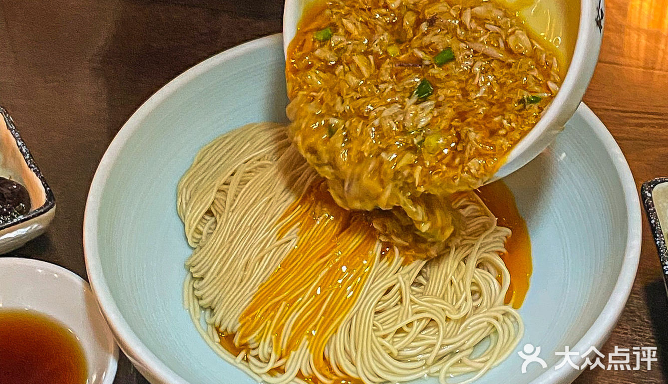 上海这家蟹黄瀑布捞面几乎半碗都是蟹黄...🦀️