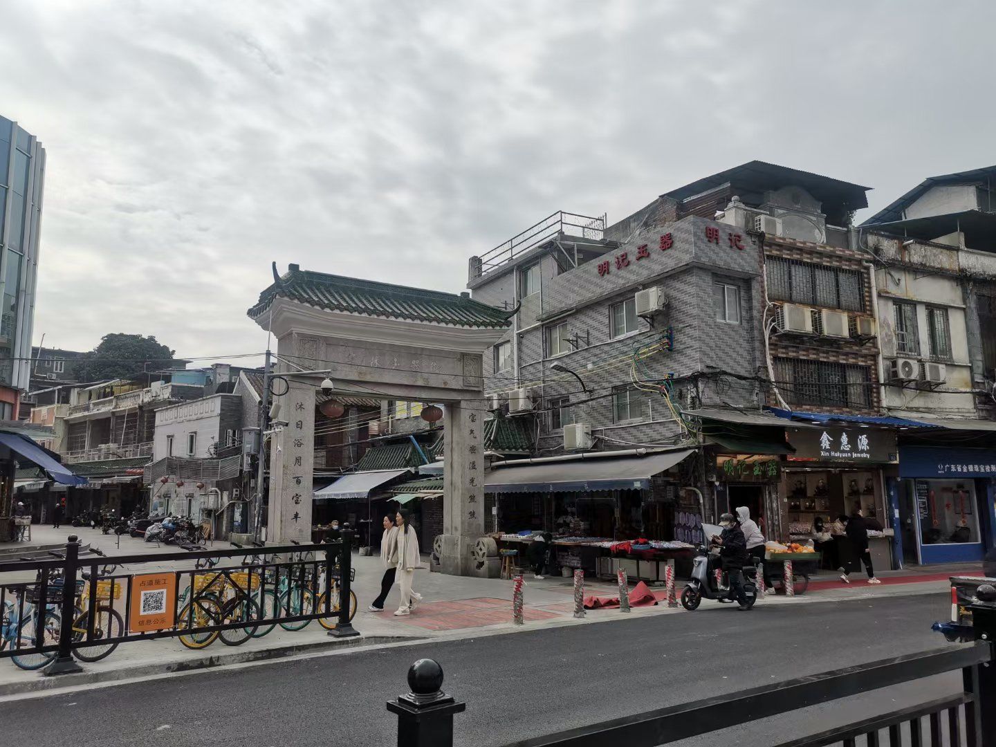 华林寺玉器街,应该是广州最大玉器市场,识